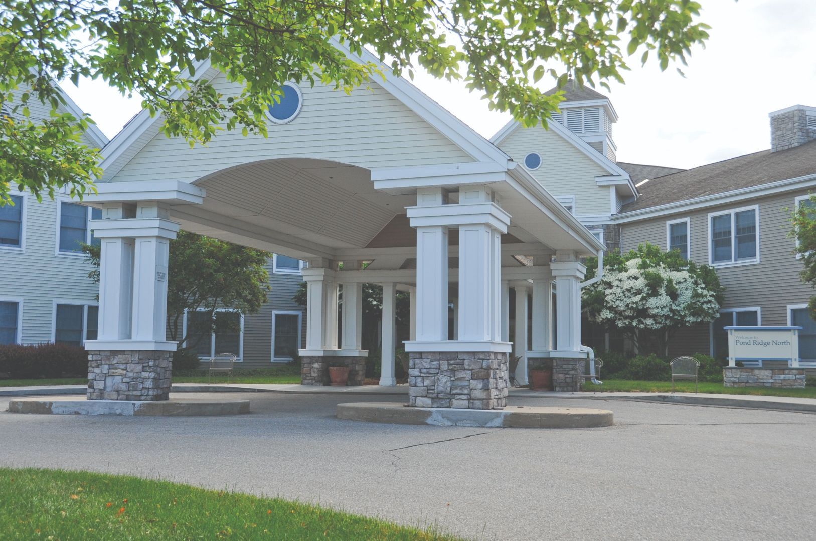 Front_of_our_Pond_Ridge_building.jpg