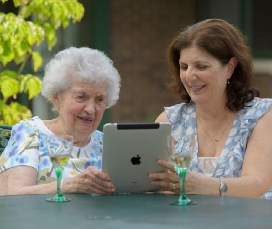 10-useful-apps-for-seniors-in-assisted-independent-living-blog-image.jpg